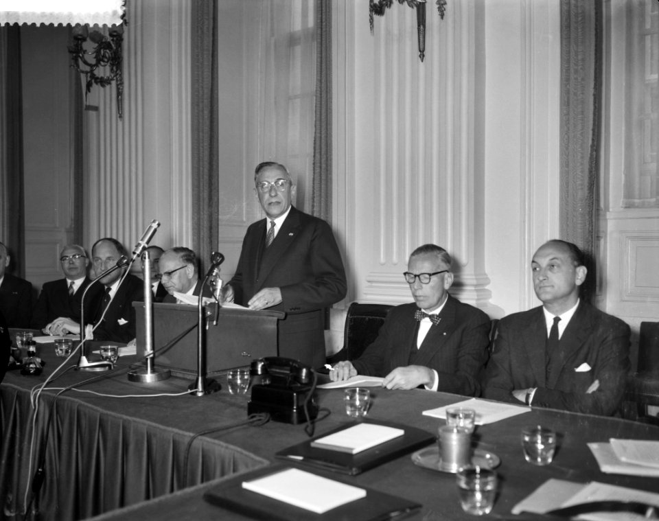 Afleggen_van_de_regeringsverklaring_in_de_Tweede_Kamer_door_Professor_De_Quay,_Bestanddeelnr_910-3960