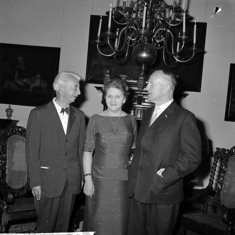 Afscheidsreceptie_gehouden_door_wethouder_Roos_,_Sandberg_mevrouw_Roos_en_wethou,_Bestanddeelnr_914-4594