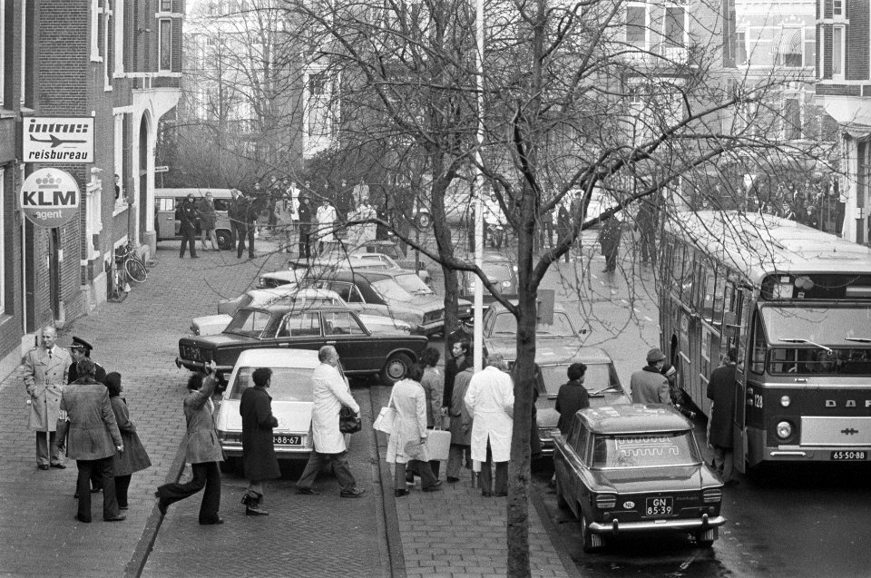 Afloop_gijzeling_in_Consulaat_in_Amsterdam_gijzelaars_komen_juichend_naar_buite,_Bestanddeelnr_928-3322