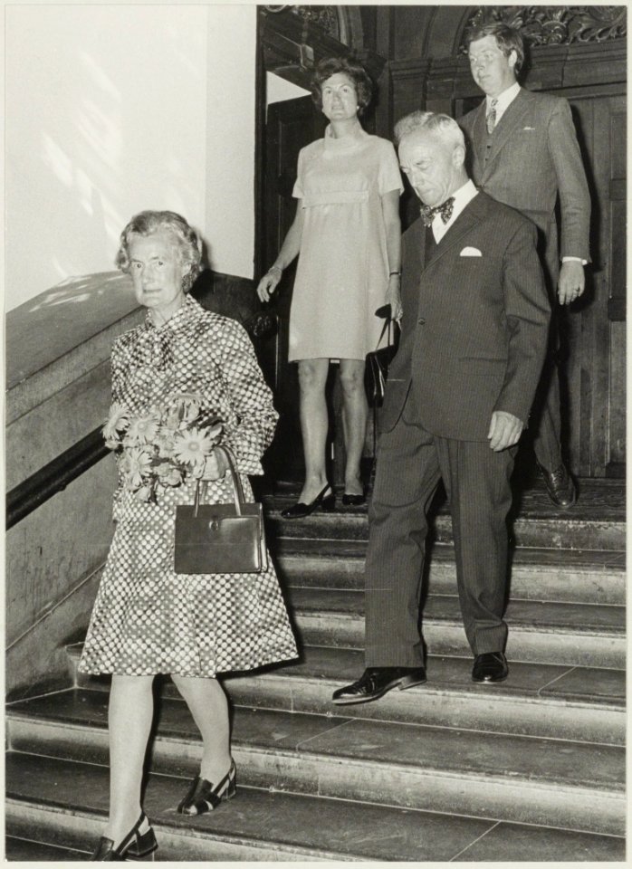 Afscheid_van_de_heer_Schipper,_directeur_van_Hout_en_Plantsoenen._NL-HlmNHA_54011978_01
