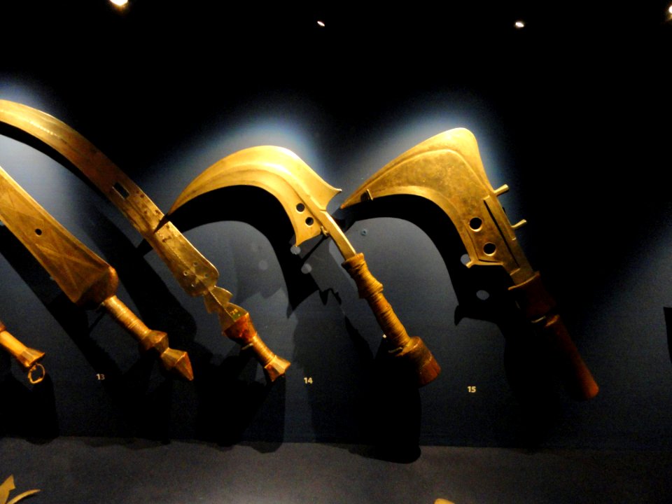 African_knives_in_in_the_Museum_of_Cultures_(Helsinki)-_DSC04942