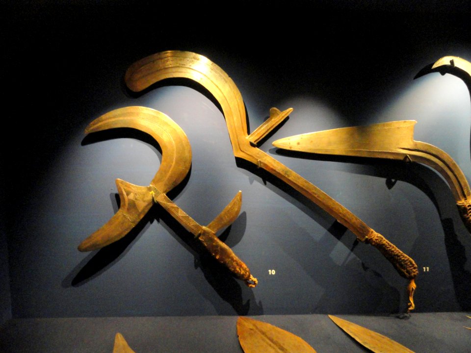African_knives_in_in_the_Museum_of_Cultures_(Helsinki)-_DSC04939