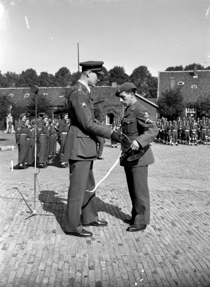 Afscheidsparade_opleidingscursus_Reserve-officieren_Breda,_Bestanddeelnr_902-3608