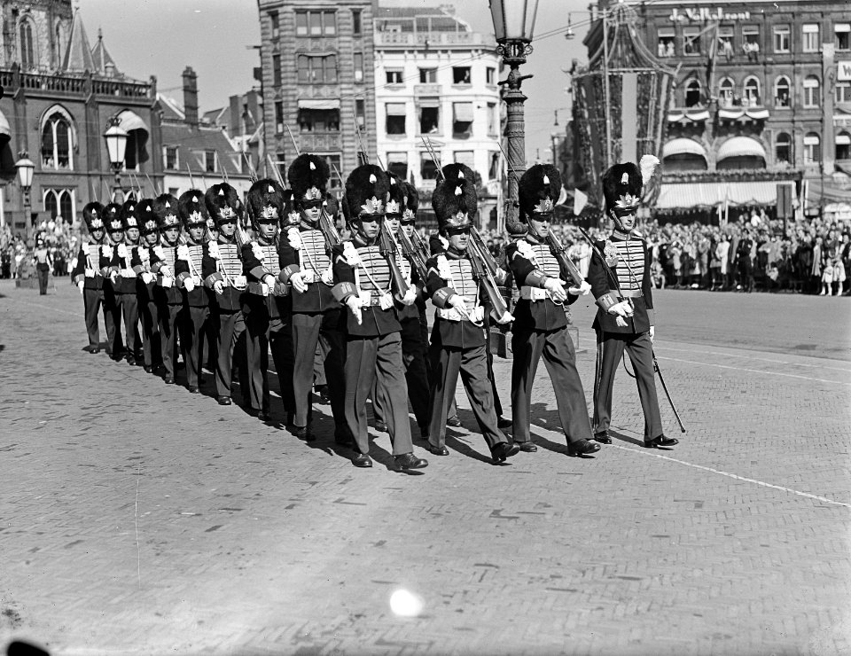 Aflossing_wacht_bij_Paleis._Grenadiers,_Bestanddeelnr_902-9934