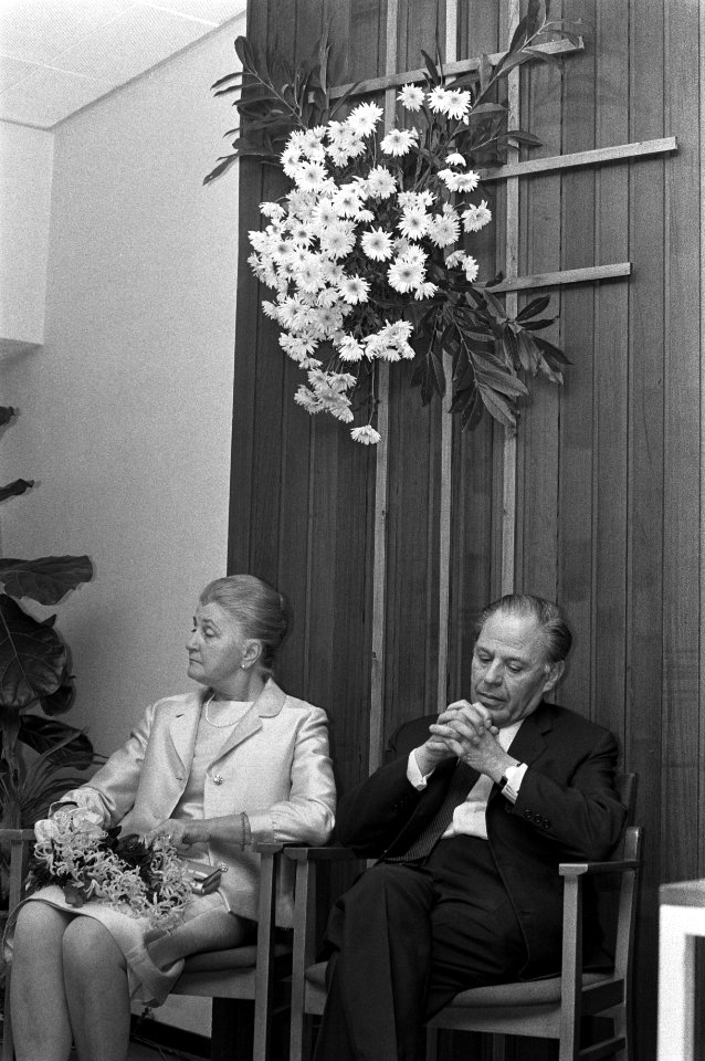 Afscheidsreceptie_dr_G_van_Dam_,_geneesheer-directeur_van_het_reumacentrum_in_,_Bestanddeelnr_925-2395