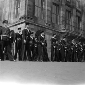 Aflossen_van_de_wacht_op_de_Dam,_Bestanddeelnr_901-7421