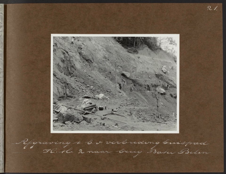Afgraving_ten_behoeve_van_verbreding_buispad_K.M._2_naar_brug_Batu_Belin,_Bestanddeelnr_827_23