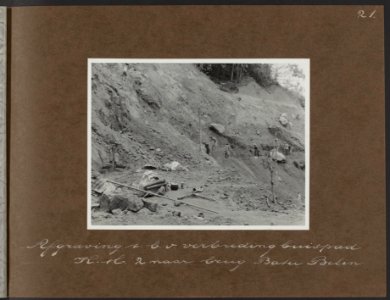 Afgraving_ten_behoeve_van_verbreding_buispad_K.M._2_naar_brug_Batu_Belin,_Bestanddeelnr_827_23