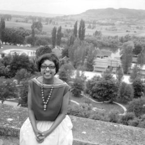 Afhalen_van_Josephine_Baker_in_Frankrijk_Josephine_in_haar_tuin_Les_Milandes,_Bestanddeelnr_912-6479