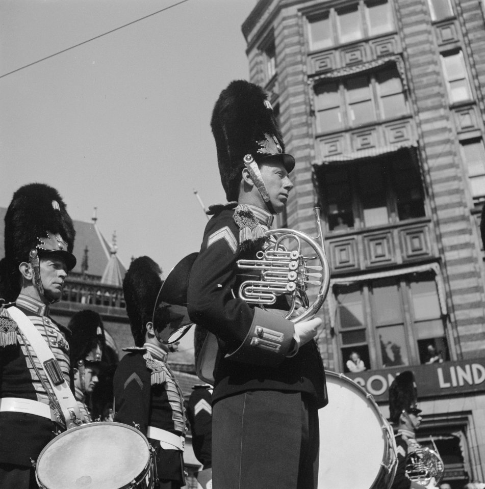 Aflossing_wacht_bij_Paleis._Grenadiers,_Bestanddeelnr_902-9943