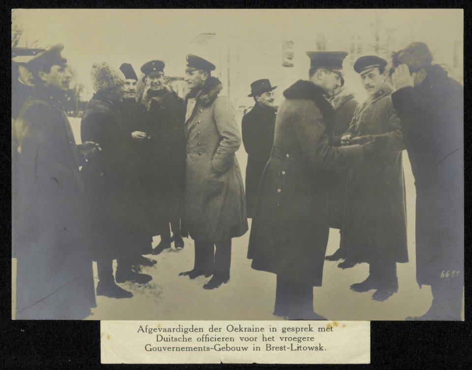 Afgevaardigden_der_Oekraine_in_gesprek_met_Duitsche_officieren_voor_het_vroegere,_Bestanddeelnr_158-0687