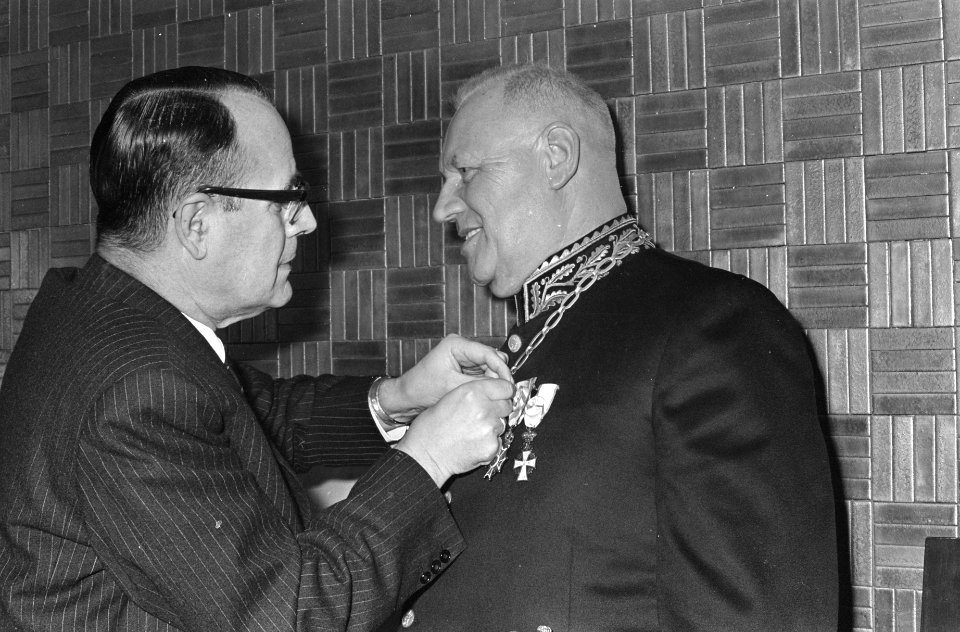 Afscheidsreceptie_burgemeester_Boot_van_Hilversum._Mr._Kranenburg_spelt_burgemee,_Bestanddeelnr_920-9539