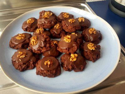 Afghan_biscuits_at_West_Coast_WikiCon_2021