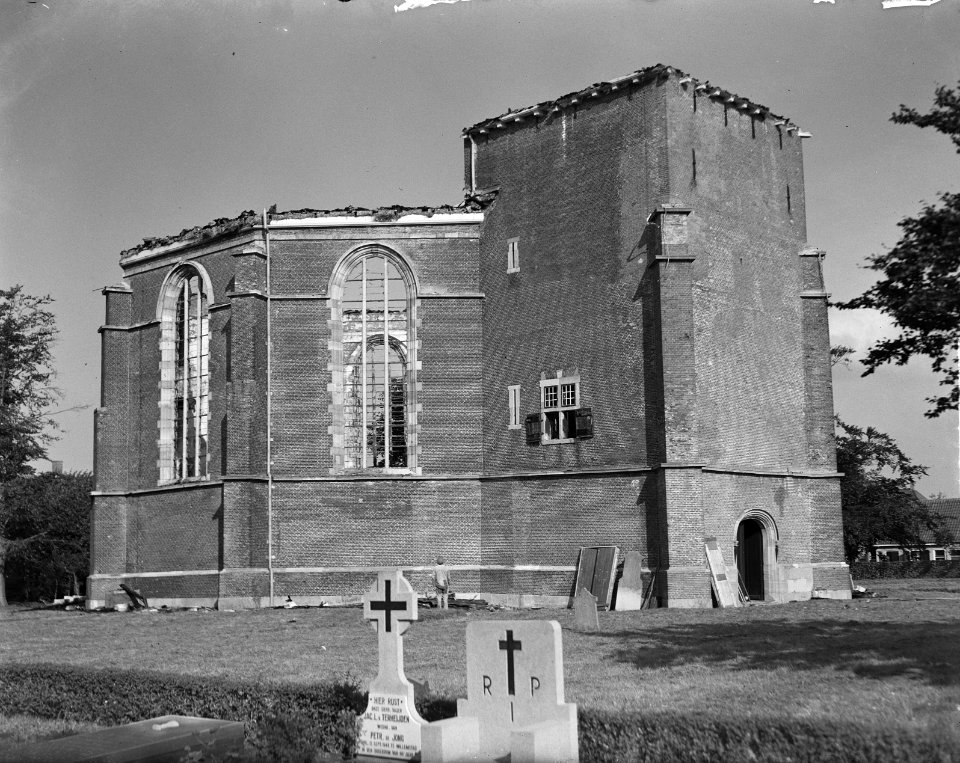 Afgebrande_Hervormde_kerk_in_Willemstad_(Noord-Brabant),_Bestanddeelnr_904-1582