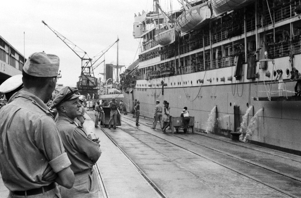 Aflossingstroepen,_Priok._Op_2_maart_1948_arriveerde_de_Nieuw_Holland_met_1700,_Bestanddeelnr_1559A-1-1