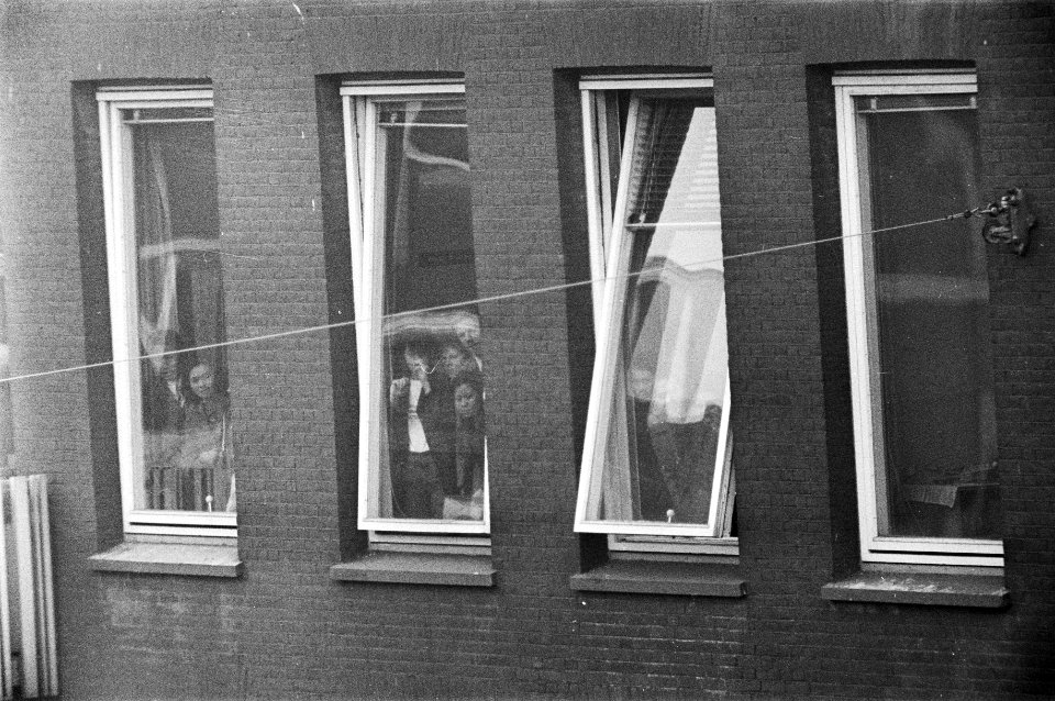 Afloop_gijzeling_in_Consulaat_in_Amsterdam_gijzelaars_achter_de_ramen,_Bestanddeelnr_928-3320