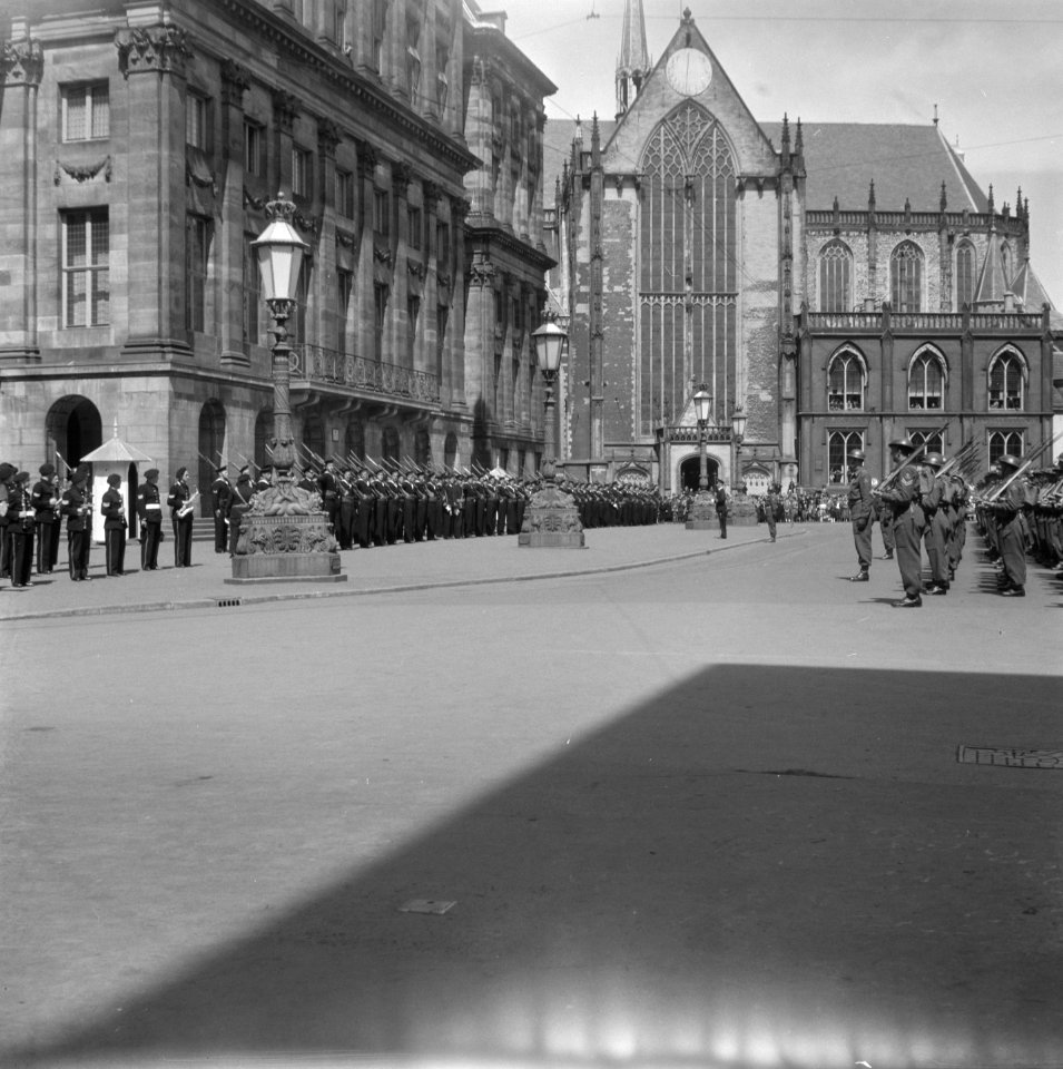 Aflossen_van_de_wacht_op_de_Dam,_Bestanddeelnr_901-7419
