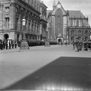 Aflossen_van_de_wacht_op_de_Dam,_Bestanddeelnr_901-7419