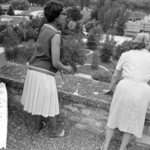 Afhalen_van_Josephine_Baker_in_Frankrijk_J_B_in_tuin,_Bestanddeelnr_912-6482