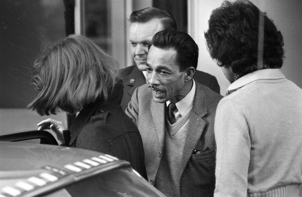 Afloop_gijzeling_in_Consulaat_in_Amsterdam_vrijgelaten_gijzelaars_met_familie_i,_Bestanddeelnr_928-3330