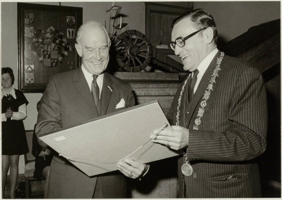 Afscheidsreceptie_van_D.A.J._Spek_in_de_Gravenzaal_op_het_stadhuis._Burgemeester_L._de_Gou_(rechts)_en_D.A.J._Spek._NL-HlmNHA_54011936