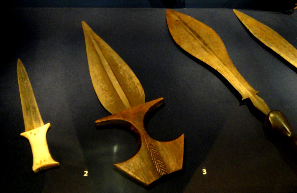 African_knives_in_in_the_Museum_of_Cultures_(Helsinki)-_DSC04945