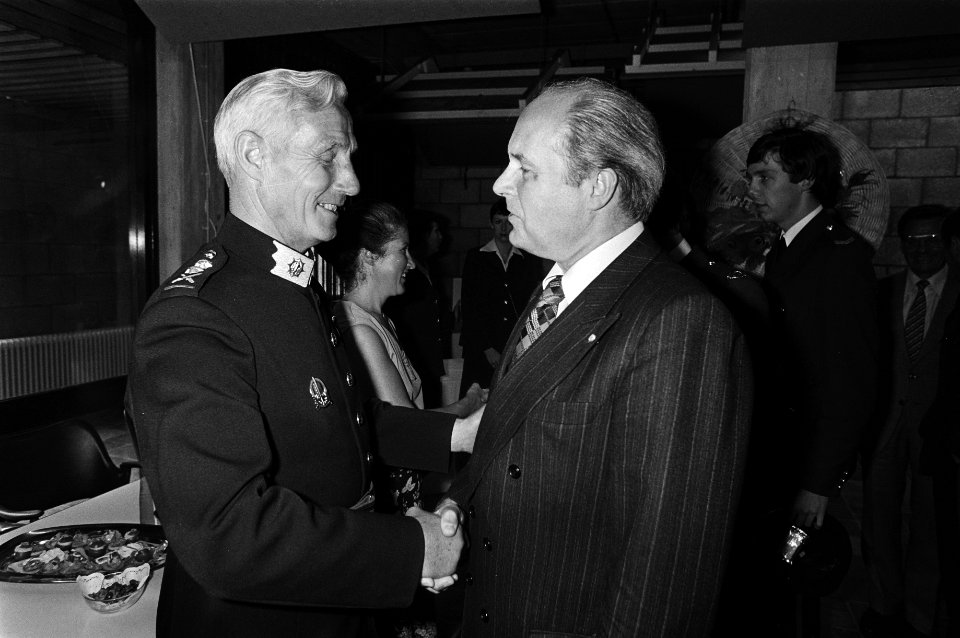 Afscheidsreceptie_hoofdcommissaris_Sanders_(Amsterdam)_Sanders_en_de_nieuwe_hoo,_Bestanddeelnr_930-8798