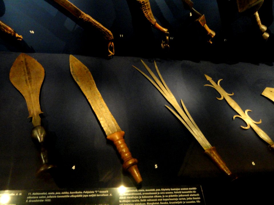 African_knives_in_in_the_Museum_of_Cultures_(Helsinki)-_DSC04944