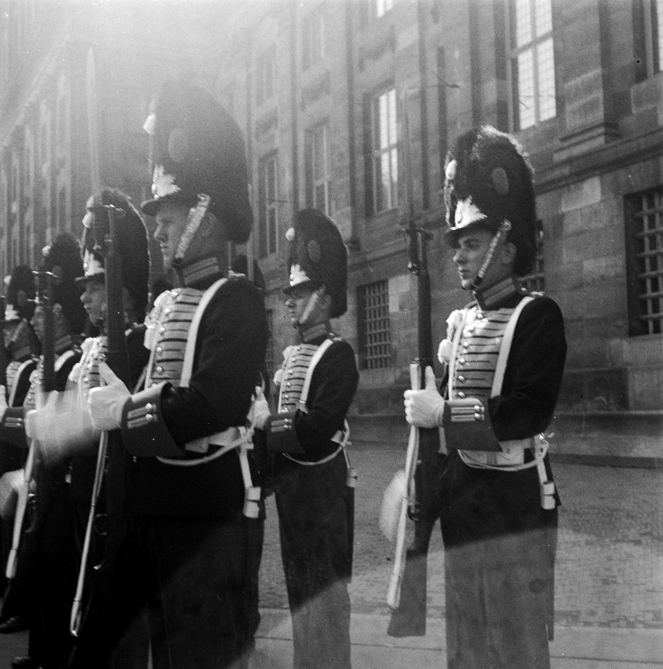 Aflossing_wacht_bij_Paleis._Grenadiers,_Bestanddeelnr_902-9949