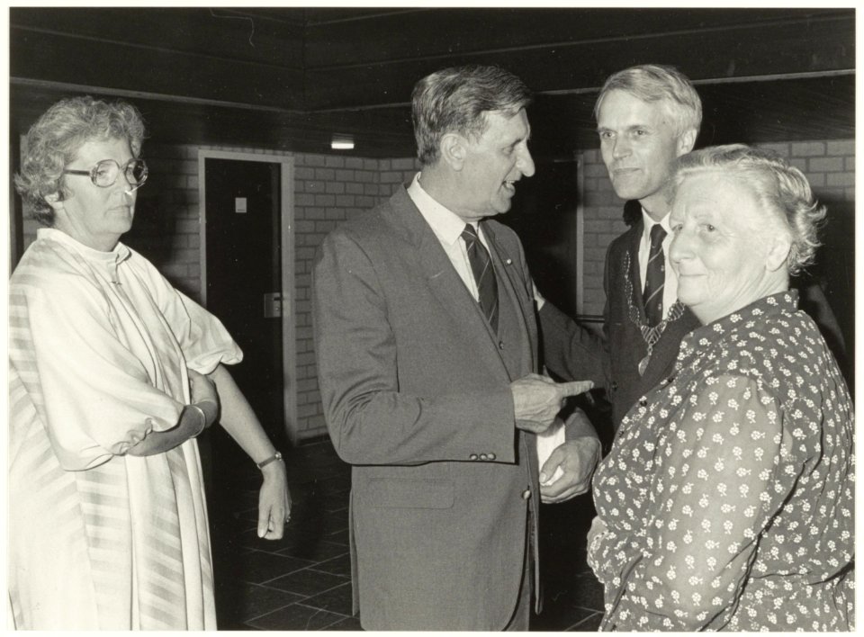 Afscheidsreceptie_van_de_burgemeester_van_Bennebroek_J._de_Widt_op_23_augustus_1983_in_het_gemeentehuis_van_Bennebroek_aan_de_Bennebroekerlaan._Oud-burgemeester_Cor_van_Stam_van_de_Haarlemme,_NL-HlmNHA_54016687