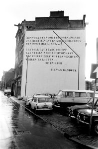 Affiches_en_teksten_in_door_metro_bedreigde_Nieuwmarktbuurt_in_Amsterdam_tekst_,_Bestanddeelnr_927-6375