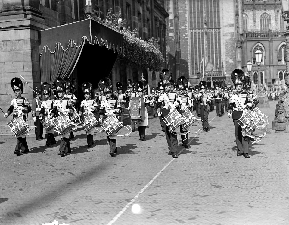 Aflossing_wacht_bij_Paleis._Grenadiers,_Bestanddeelnr_902-9933