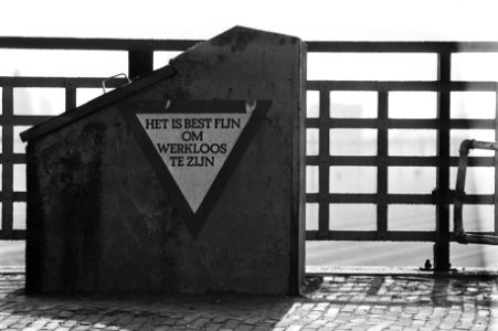 Affiche_met_de_tekst_Het_is_best_fijn_om_werkloos_te_zijn_op_een_container_in_,_Bestanddeelnr_930-4677