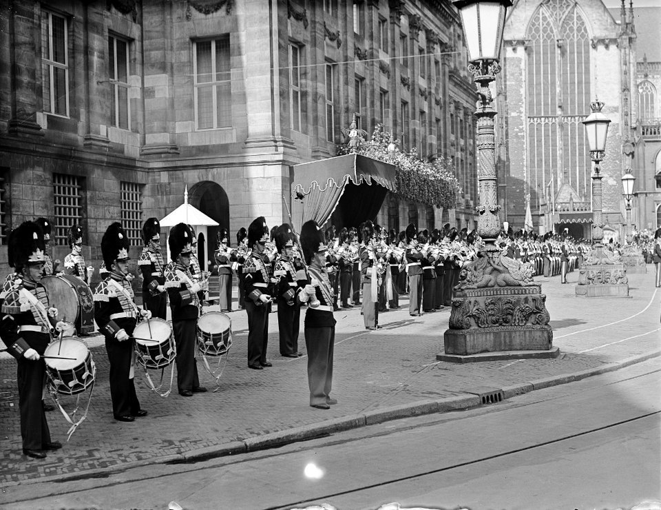 Aflossing_wacht_bij_Paleis._Grenadiers,_Bestanddeelnr_902-9936
