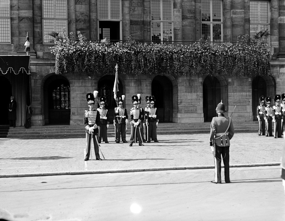 Aflossing_wacht_bij_Paleis._Grenadiers,_Bestanddeelnr_902-9937