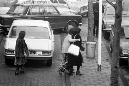 Afloop_gijzeling_in_Consulaat_in_Amsterdam_gijzelaars_komen_juichend_naar_buite,_Bestanddeelnr_928-3324