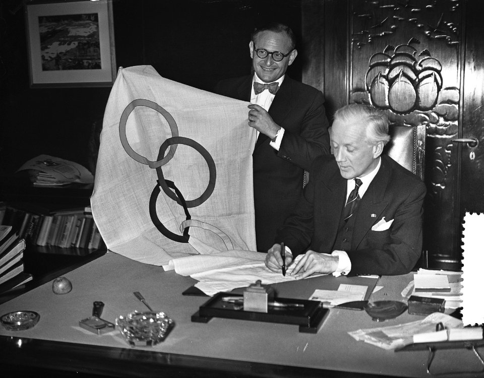Afgezant_uit_Melbourne_met_vlag_van_olympiade_bij_Burgemeester_Amsterdam,_Bestanddeelnr_907-6153