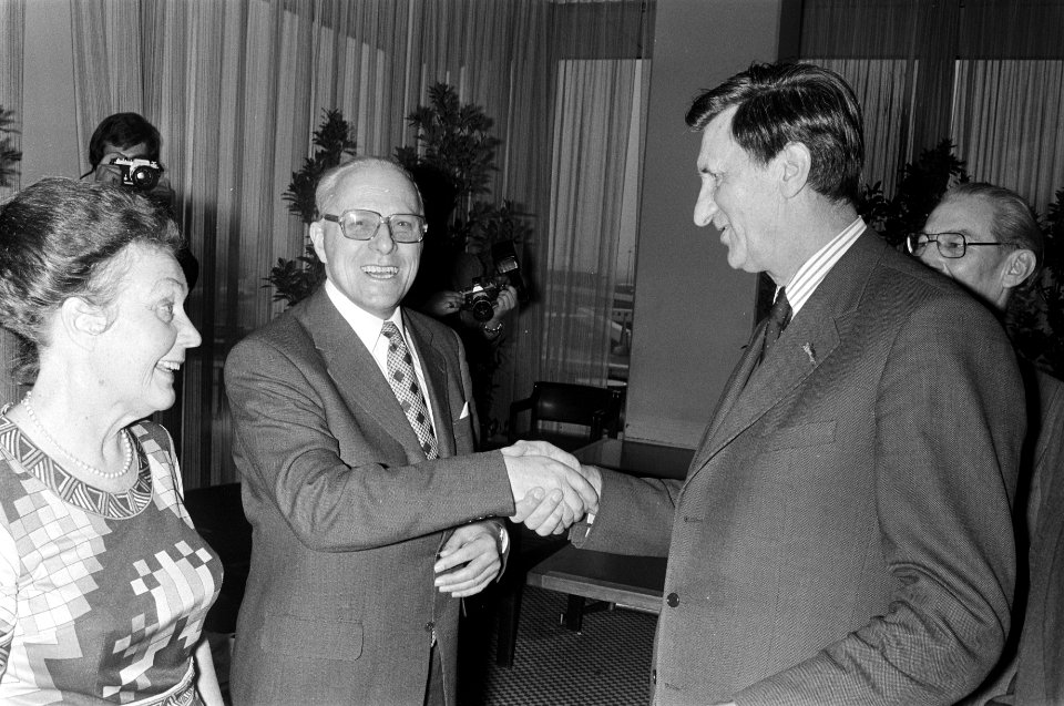 Afscheidsreceptie_heer_Dulle,_hoofd_Pers_en_Publiciteit_op_Schiphol_in_restauran,_Bestanddeelnr_927-7765