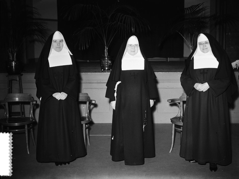 Afscheid_zusters_van_de_Rooms-Katholieke_meisjes_HBS_te_Amsterdam,_Bestanddeelnr_904-7791