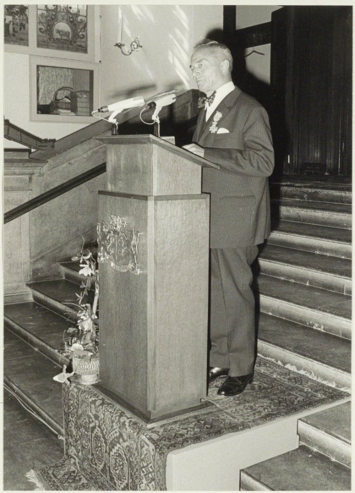 Afscheid_van_de_heer_Schipper,_directeur_van_Hout_en_Plantsoenen._NL-HlmNHA_54011978_02