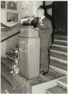 Afscheid_van_de_heer_Schipper,_directeur_van_Hout_en_Plantsoenen._NL-HlmNHA_54011978_02