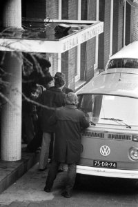 Afloop_gijzeling_in_Consulaat_in_Amsterdam_Molukkers_worden_naar_buiten_geleid,_Bestanddeelnr_928-3325