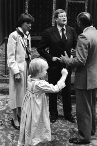Afscheidsreceptie_in_Ridderzaal_van_Wiegel_(VVD)._Wiegel_en_vrouw_en_kinderen_ti,_Bestanddeelnr_932-1263