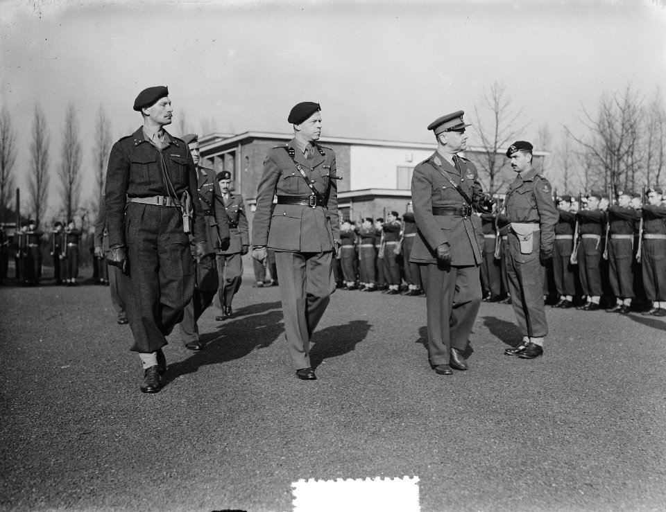 Afscheid_van_Commandant_J.H.A.K._Gualtherie_van_Weezel_van_het_Corps_Commando_tr,_Bestanddeelnr_905-0012
