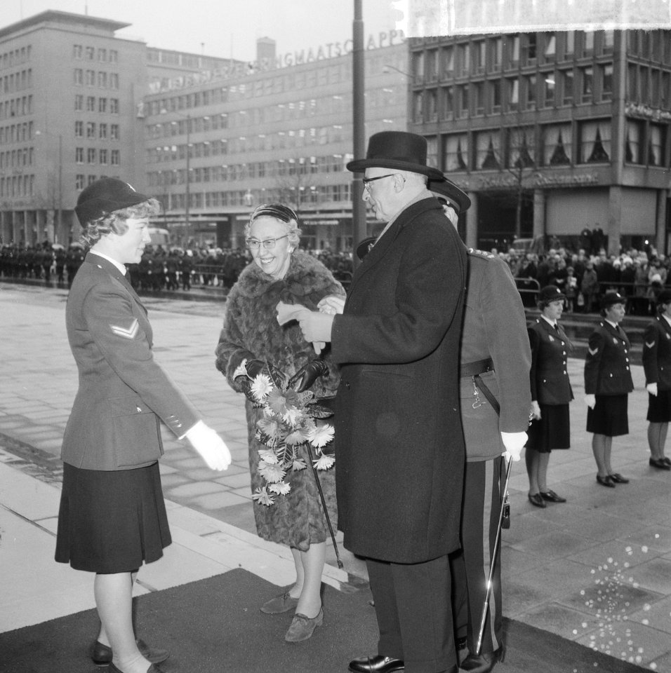 Afscheid_burgemeester_Van_Walsum_van_Rotterdam,_bloemen_aanbieden_door_agente_me,_Bestanddeelnr_917-4644