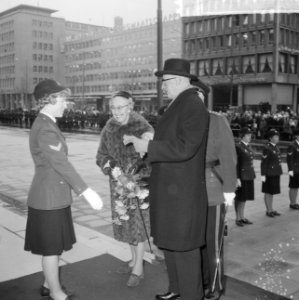 Afscheid_burgemeester_Van_Walsum_van_Rotterdam,_bloemen_aanbieden_door_agente_me,_Bestanddeelnr_917-4644