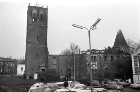 Afgebrande_kerk_en_het_oude_stadhuis,_Hilversum,_exterieur,_Bestanddeelnr_925-2172