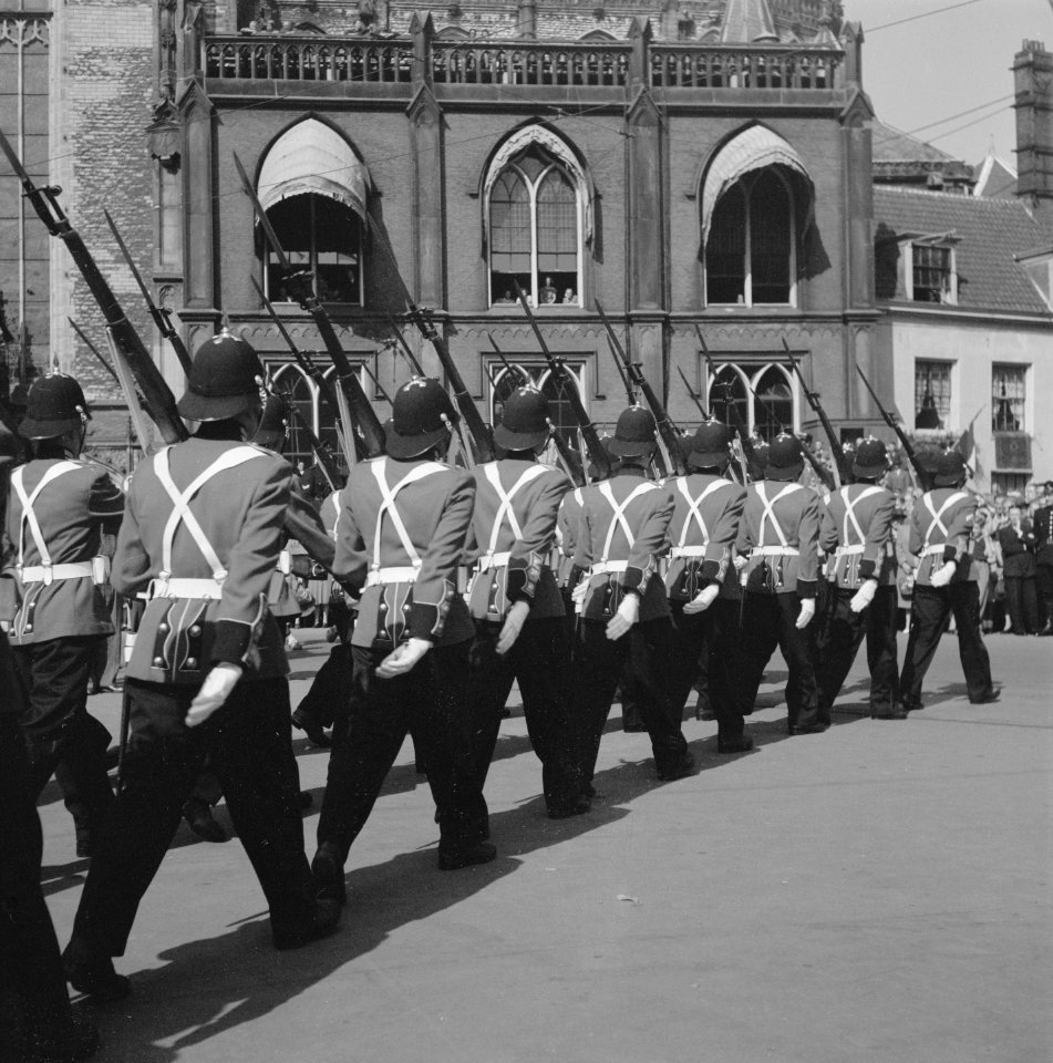 Aflossing_wacht_bij_Paleis._Grenadiers,_Bestanddeelnr_902-9942