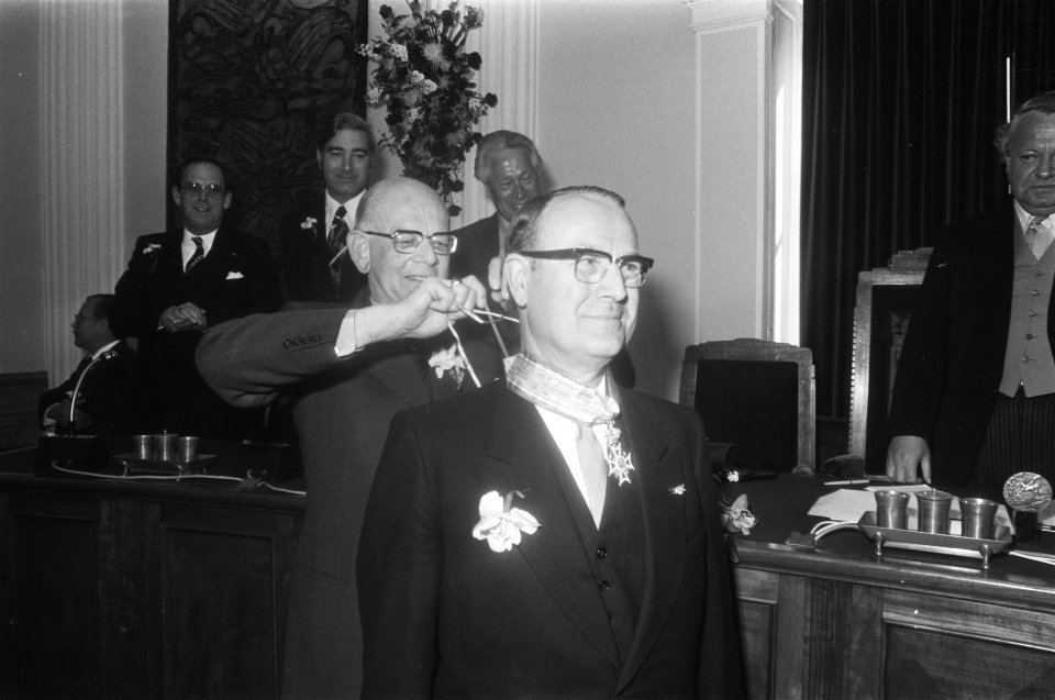 Afscheid_CdK,_heer_Kranenburg_in_Haarlem_minister_De_Gaay_Fortman_hangt_mr._Kra,_Bestanddeelnr_928-5418