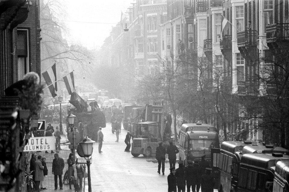 Afloop_gijzeling_in_Consulaat_in_Amsterdam_buurtbewoners_steken_vlag_uit,_Bestanddeelnr_928-3329